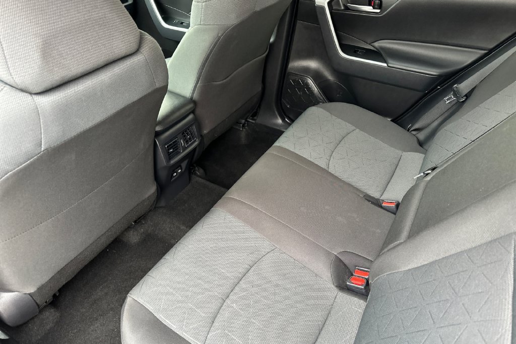 Used 2025 Toyota RAV4 XLE AWD/4WD image 17