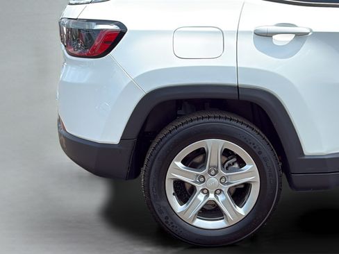 Used 2024 Jeep Compass Latitude w/ Altitude Special Edition AWD/4WD image 28