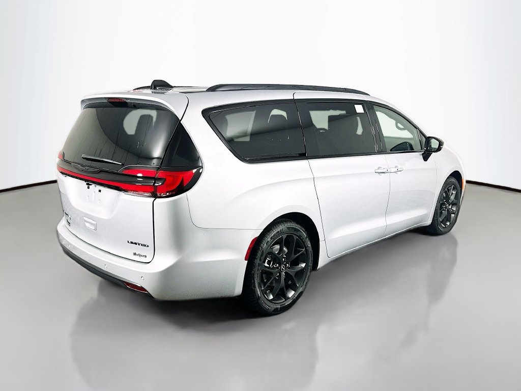 New 2026 Chrysler Pacifica Limited w/ Uconnect Theater Family Group FWD image 7