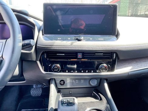 Used 2025 Nissan Rogue Platinum FWD image 12