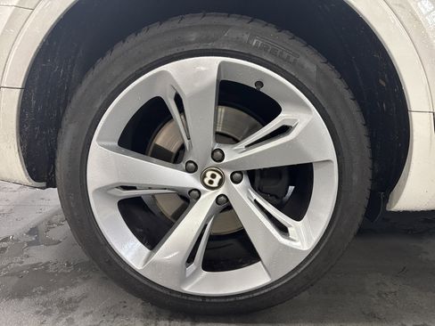 Used 2020 Bentley Bentayga image 32