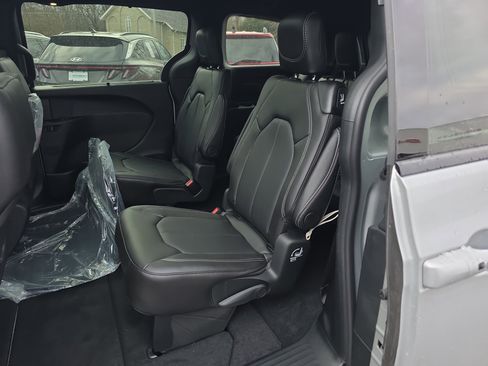 New 2026 Chrysler Pacifica Select w/ S Appearance Package image 15