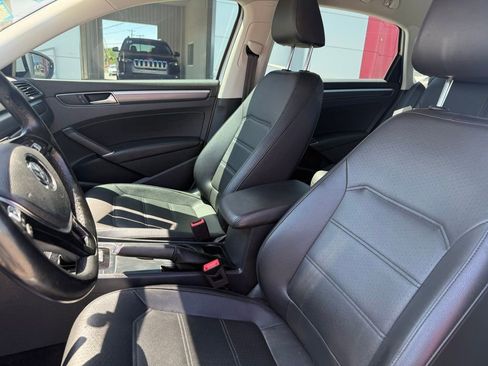 Used 2018 Volkswagen Passat 2.0T R-Line FWD image 10