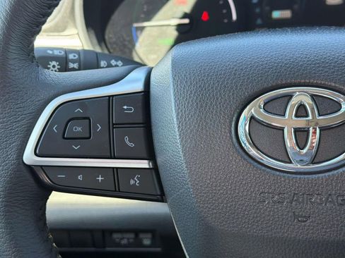 Used 2025 Toyota Sienna XLE image 12