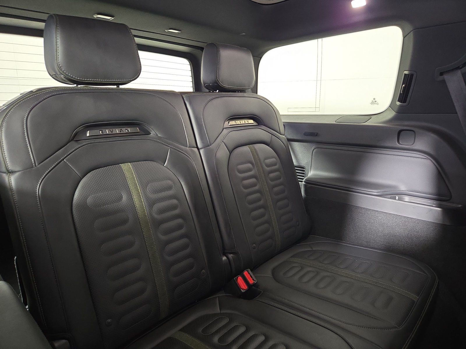 Used 2025 Rivian R1S Adventure Dual AWD/4WD image 25