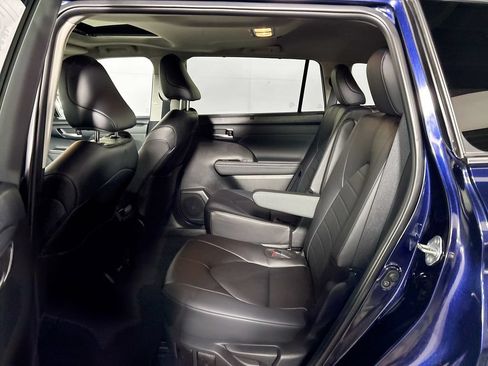 Used 2024 Toyota Highlander XLE AWD/4WD image 20
