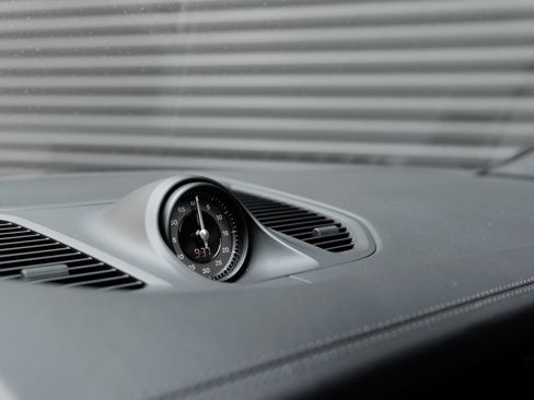 Certified 2025 Porsche Cayenne Turbo AWD/4WD image 22