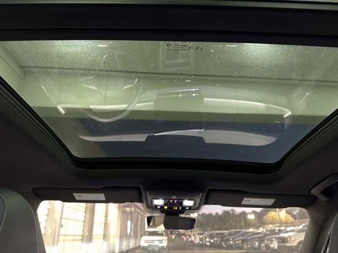 Certified 2025 Volkswagen Tiguan SE R-Line image 18