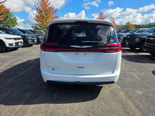 Used 2022 Chrysler Pacifica Touring-L FWD image 3