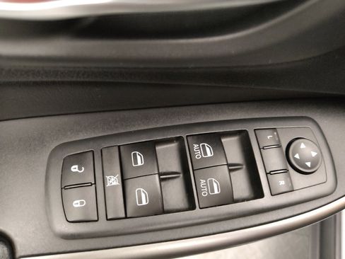 Used 2020 Jeep Cherokee Latitude w/ Cold Weather Group FWD image 27