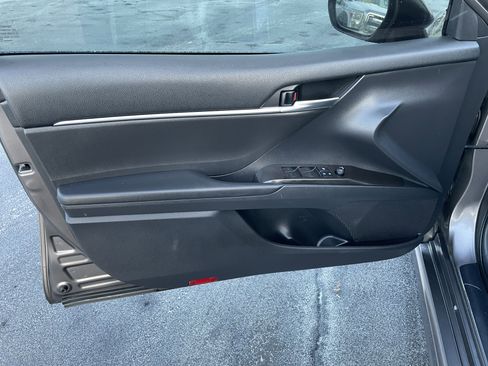 Used 2021 Toyota Camry SE w/ Cold Weather Package image 11