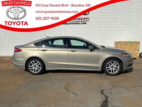 Used 2015 Ford Fusion SE image 1