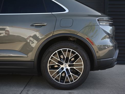 Certified 2025 Porsche Macan 4S Electric AWD/4WD image 38