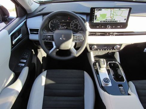 New 2026 Mitsubishi Outlander SE image 10