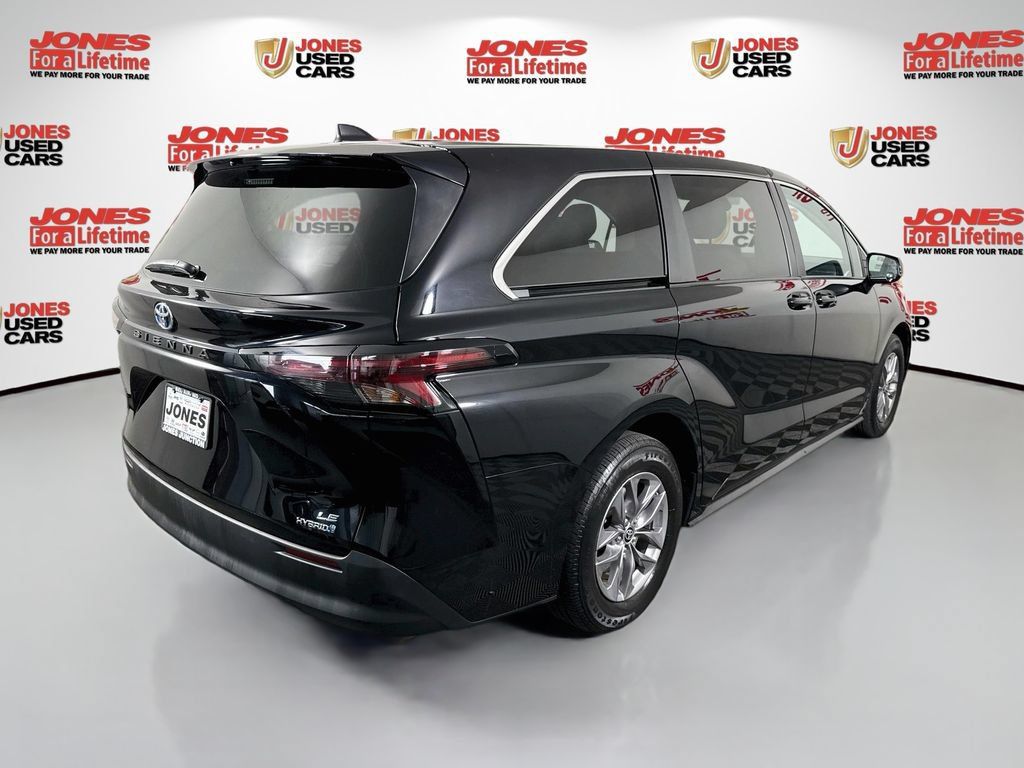 Certified 2024 Toyota Sienna LE FWD image 15