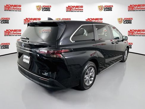 Certified 2024 Toyota Sienna LE FWD image 15