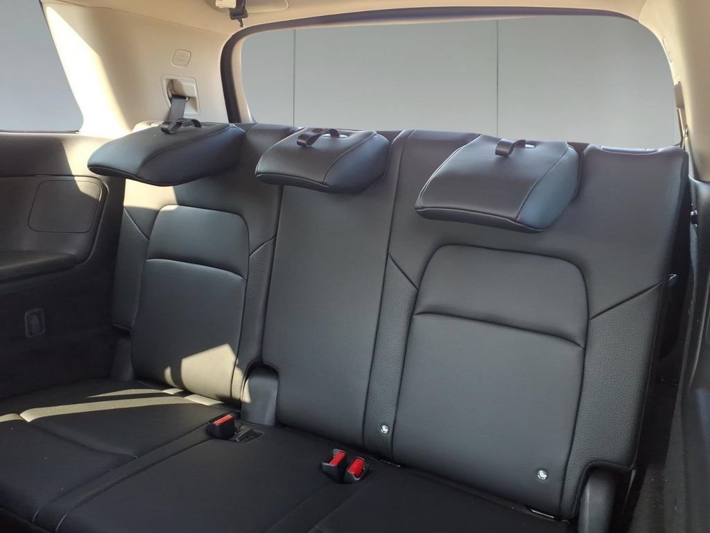 Used 2025 Nissan Pathfinder SL FWD image 9