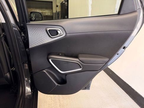 Used 2025 Kia Soul LX w/ LX Technology Package FWD image 25