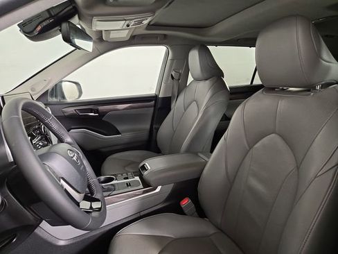 Used 2024 Toyota Highlander Limited image 13