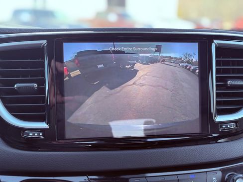 Used 2024 Chrysler Pacifica Touring-L image 33