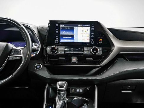 Used 2022 Toyota Highlander XLE FWD image 13