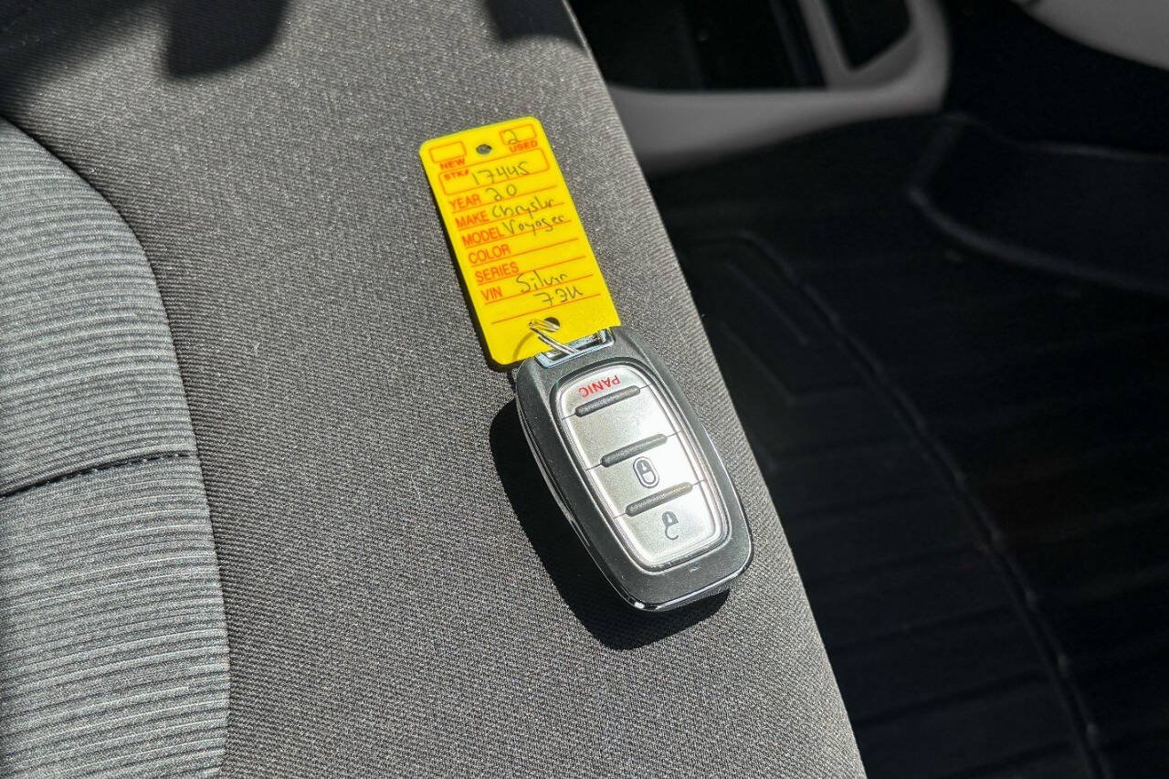 Used 2020 Chrysler Voyager L FWD image 27