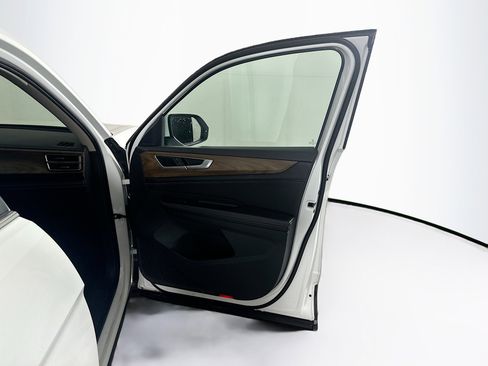 Used 2025 Volkswagen Atlas SE image 33