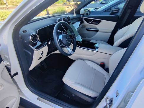 Used 2025 Mercedes-Benz GLC 300 4MATIC image 9