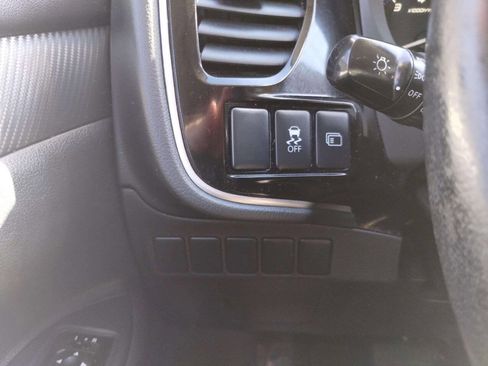 Used 2015 Mitsubishi Outlander SE image 27