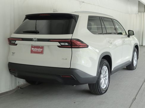 Used 2024 Toyota Grand Highlander AWD image 6