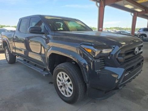 Used 2025 Toyota Tacoma SR5 image 4