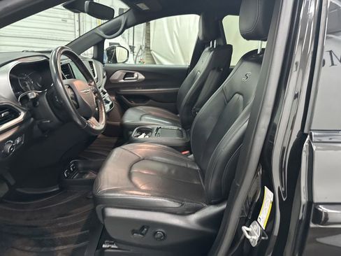 Used 2021 Chrysler Pacifica Touring-L w/ Uconnect Theater Family Group FWD image 15