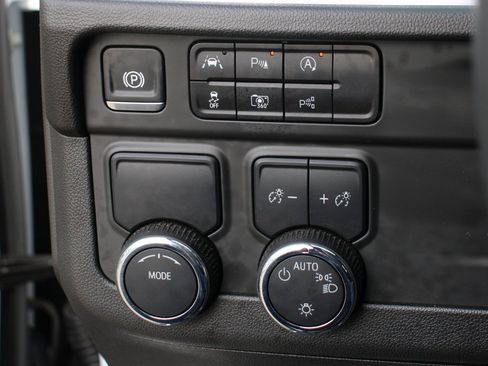 Used 2025 Chevrolet Suburban LS image 19