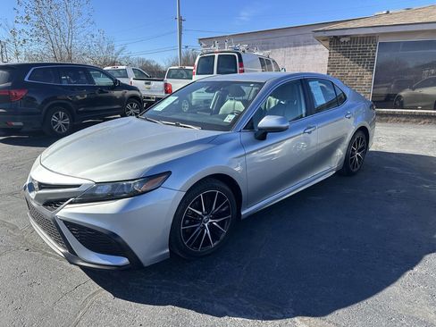 Used 2021 Toyota Camry SE image 2