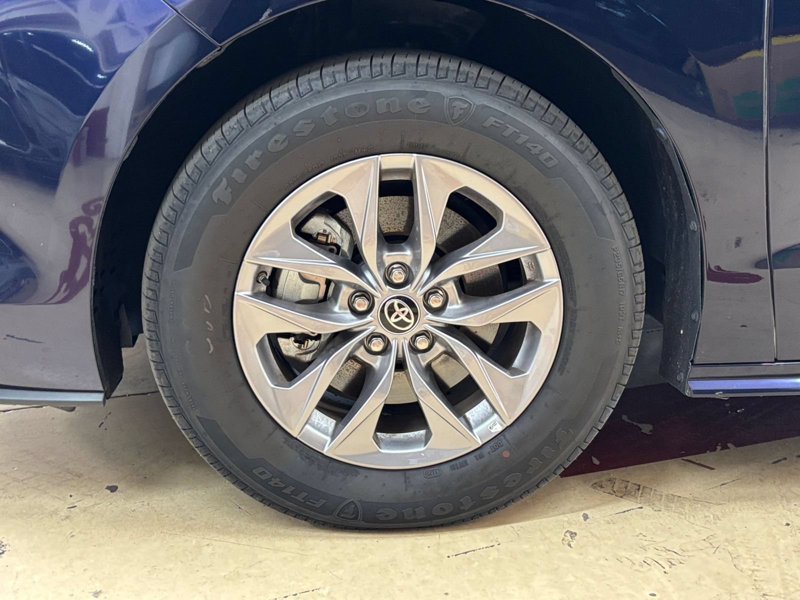 Used 2025 Toyota Sienna XLE FWD image 32