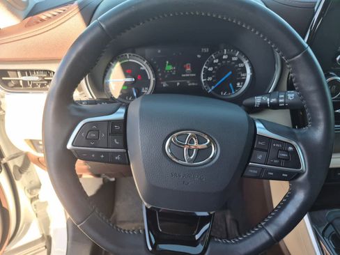 Used 2021 Toyota Highlander Limited FWD image 14