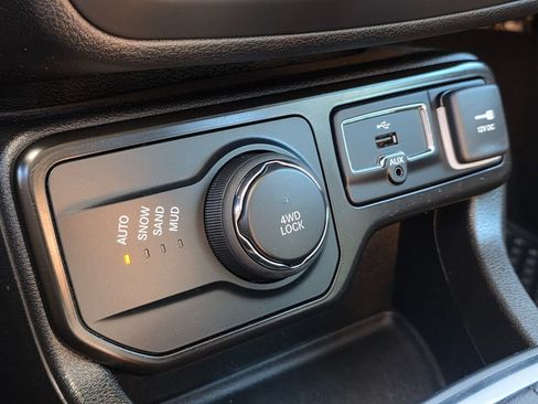 Used 2023 Jeep Renegade Latitude image 32