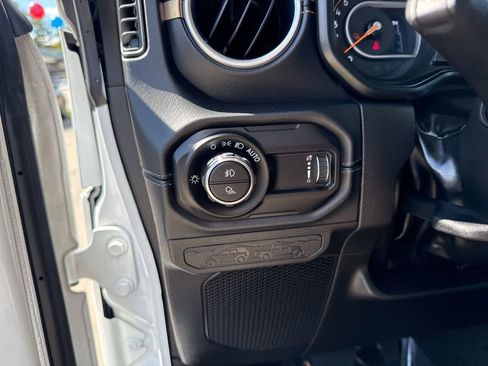 Used 2025 Jeep Gladiator Sport AWD/4WD image 16
