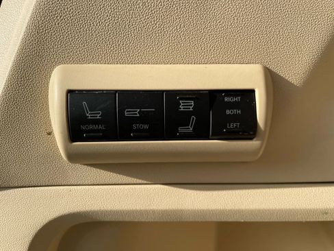 Used 2010 Volkswagen Routan SEL FWD image 26