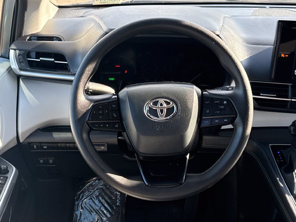 Used 2026 Toyota Sienna LE AWD/4WD image 15