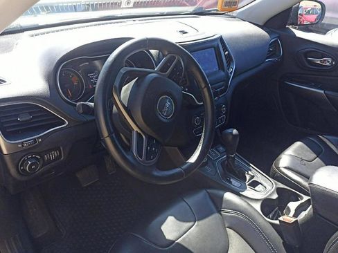 Used 2019 Jeep Cherokee Latitude Plus w/ Cold Weather Group AWD/4WD image 5