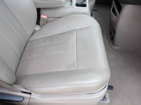 Used 2015 Chrysler Town & Country Touring FWD image 20