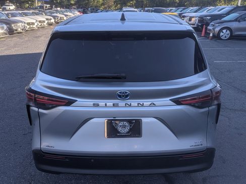 Used 2021 Toyota Sienna XLE image 8