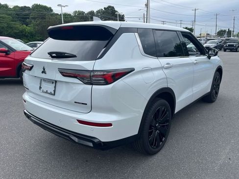 New 2026 Mitsubishi Outlander LE FWD image 3