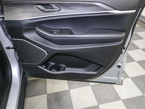 Used 2021 Jeep Grand Cherokee L Limited AWD/4WD image 23