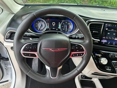 Used 2023 Chrysler Pacifica Touring-L FWD image 19