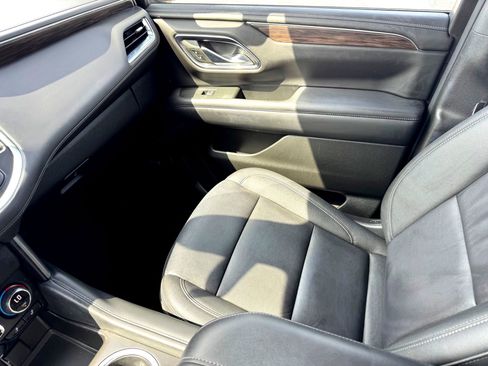 Used 2022 Chevrolet Suburban Z71 w/ Luxury Package image 32