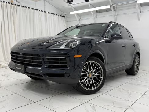 Certified 2023 Porsche Cayenne Platinum Edition image 7