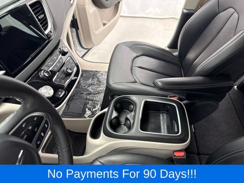 Used 2024 Chrysler Pacifica Touring-L FWD image 19
