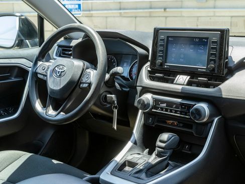 Used 2021 Toyota RAV4 LE w/ Carpet Mat Package (TMS) FWD image 27